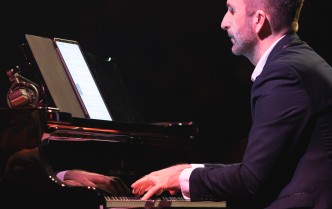 mężczyzna grający na fortepianie