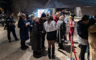 ludzie wchodzący na koncert