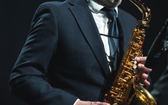 mężczyzna grajacy na saksofonie tenorowym