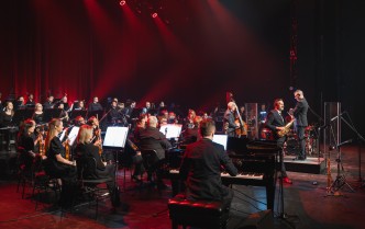 orkiestra na scenie widziana z boku