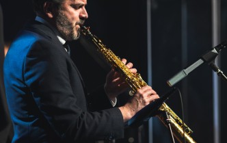 mężczyzna grający na saksofonie sopranowym