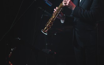 mężczyzna grający na saksofonie sopranowym