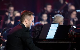 mężczyzna grający na fortepianie