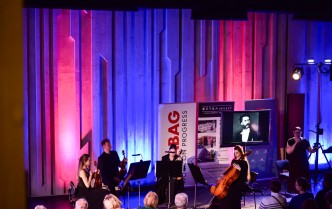 troje muzyków i prowadząca na scenie