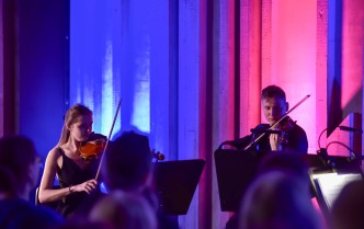 kobieta i mężczyzna grający na skrzypcach