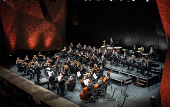 orkiestra na scenie