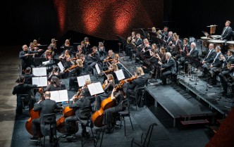 orkiestra na scenie