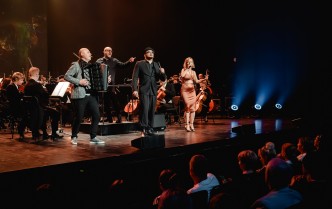 soliści, dyrygent i orkiestra na scenie