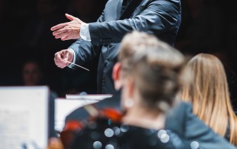 dyrygent z uniesionymi rękoma