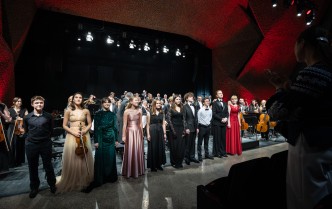 soliści i orkiestra na scenie