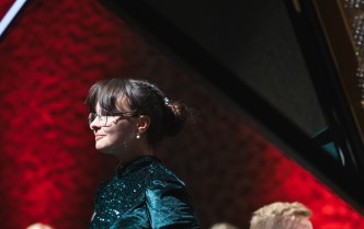 kobieta stojąca obok fortepianu