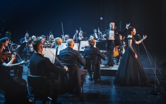 orkiestra na scenie