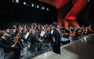 solista i orkiestra na scenie