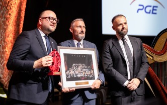 trzech mężczyzn trzymających obraz