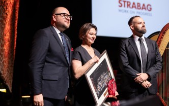 dwóch mężczyzn i kobieta trzymająca obraz