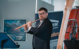mężczyzna grajacy na flecie poprzecznym