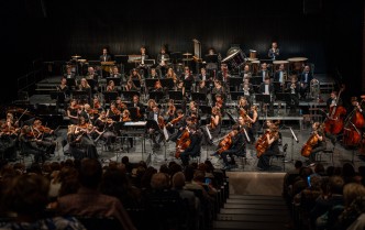 orkiestra na scenie