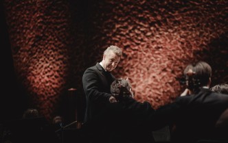mężczyzna z podniesioną ręką
