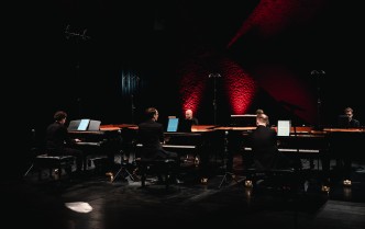 mężczyźni grający na fortepianach