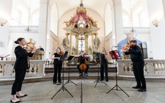 pięć osób grających na insytumentach muzycznych