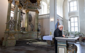 mężczyzna mówiący do mikrofonu
