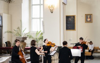 pięć osób grających na insytumentach muzycznych