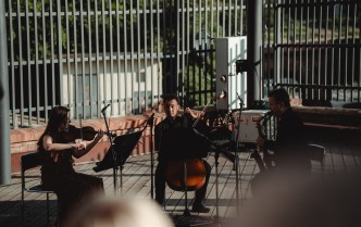 kobieta i dwóch mężczyzn grają na instrumentach muzycznych