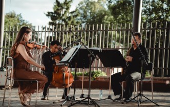 kobieta i dwóch mężczyzn grają na instrumentach muzycznych