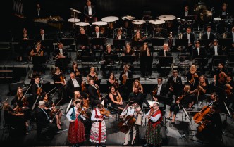 orkiestra i soliści na scenie