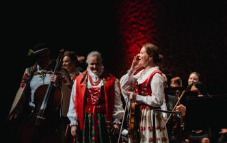 kobiety i mężczyzna w strojach góralskich 