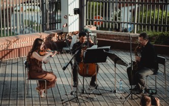 kobieta i dwóch mężczyzn grają na instrumentach muzycznych