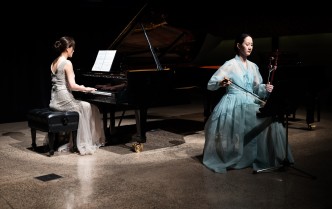 kobieta grająca na fortepianie i kobieta grajaca na koreańskim instrumencie ludowym - haegeum