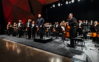 orkiestra stojąca na scenie