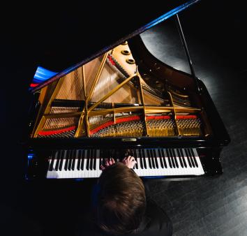 zdjęcie grającego pianisty - widok z góry