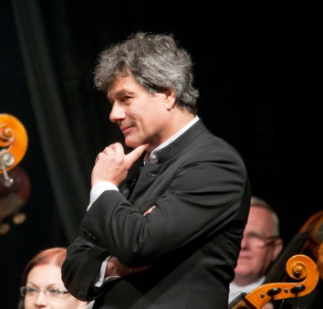 stojący mężczyzna