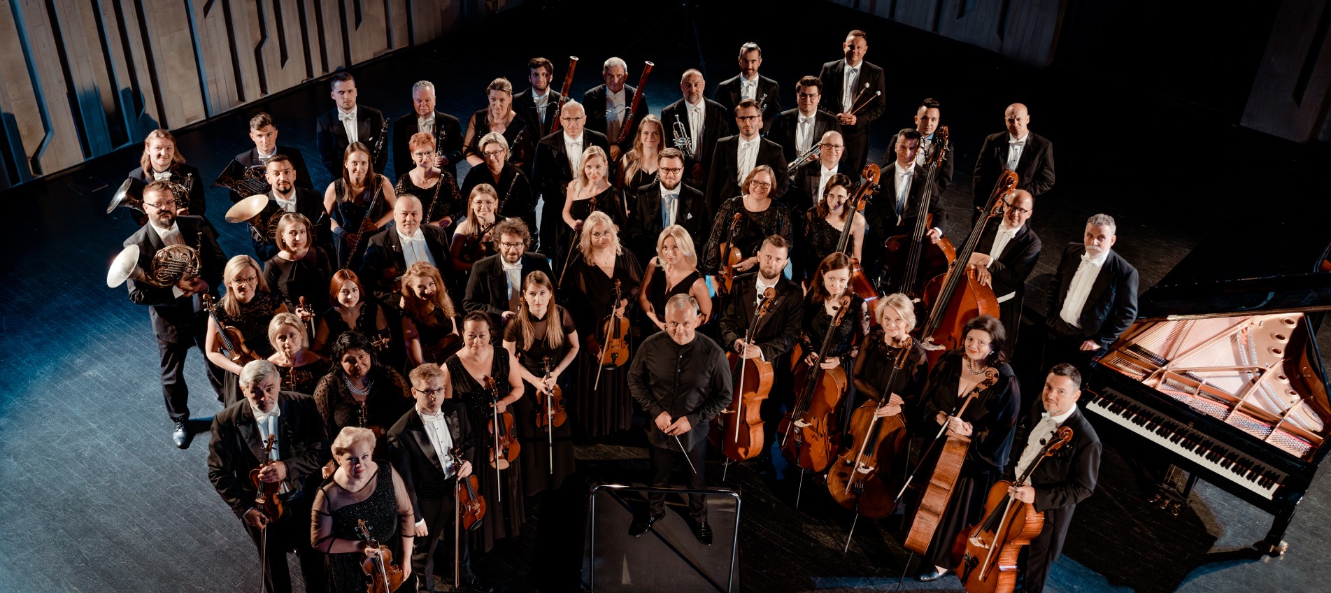 grupa osób trzymających instrumenty muzyczne