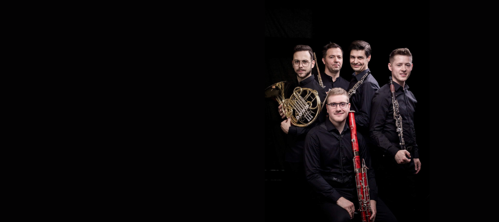 pięciu mężczyzn trzymających instrumenty dęte