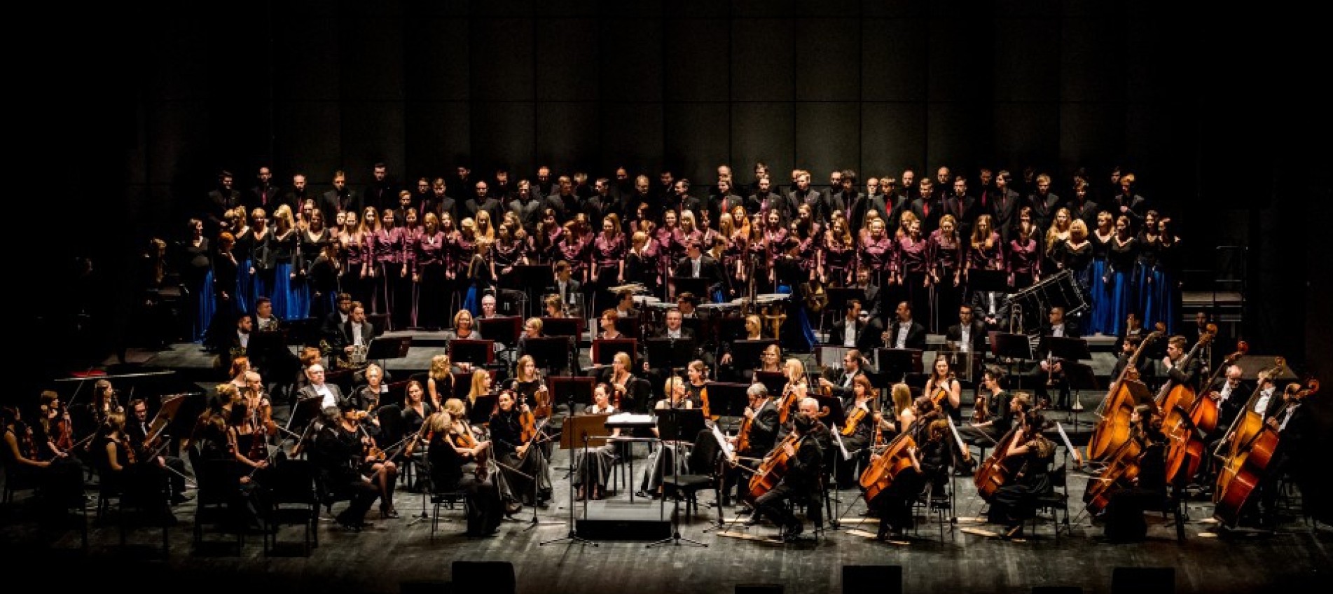 orkiestra i chór na scenie