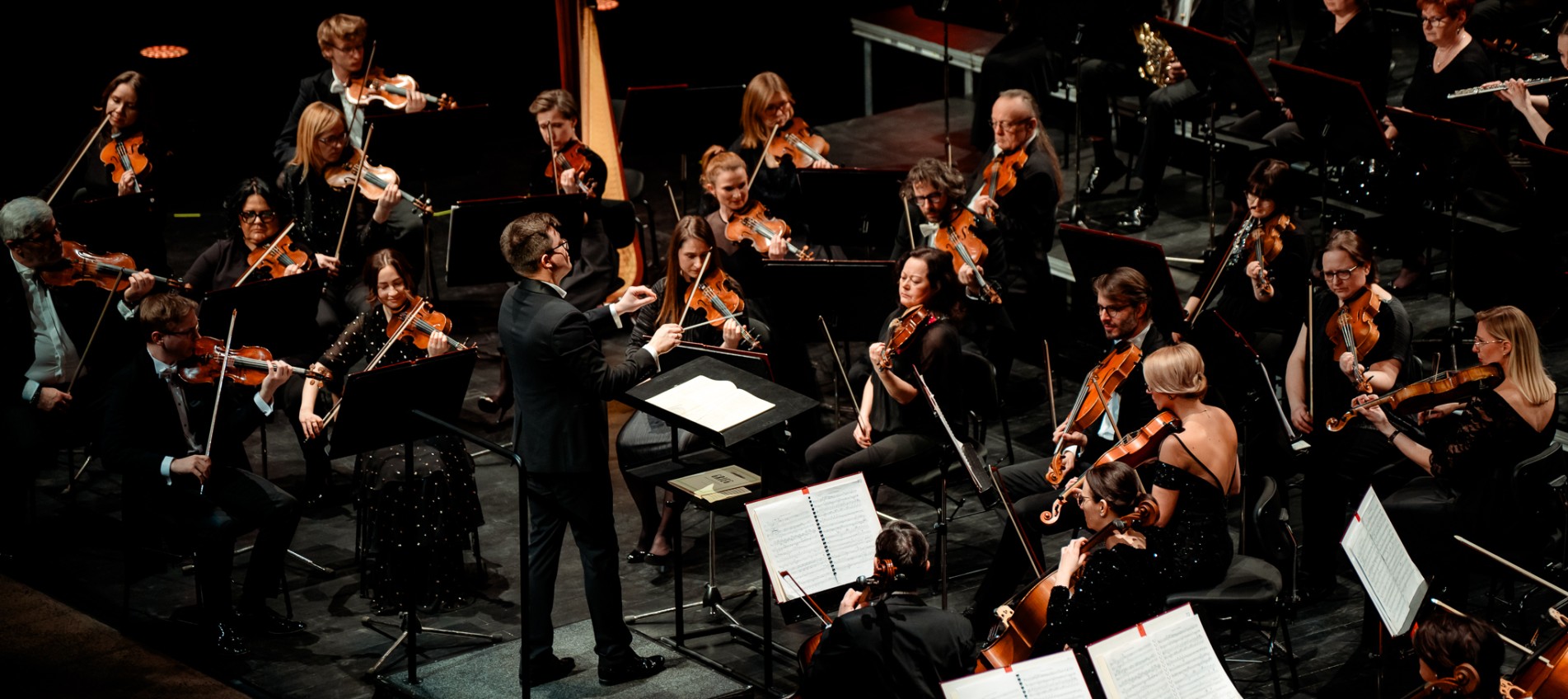 orkiestra i dyrygent na scenie