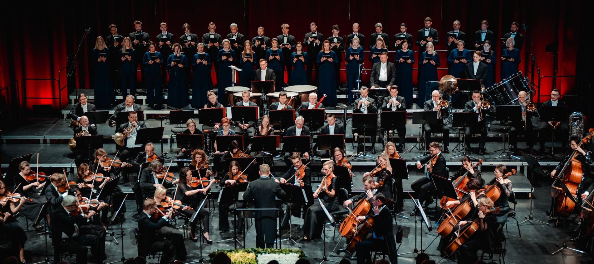 orkiestra, chór i dyrygent na scenie