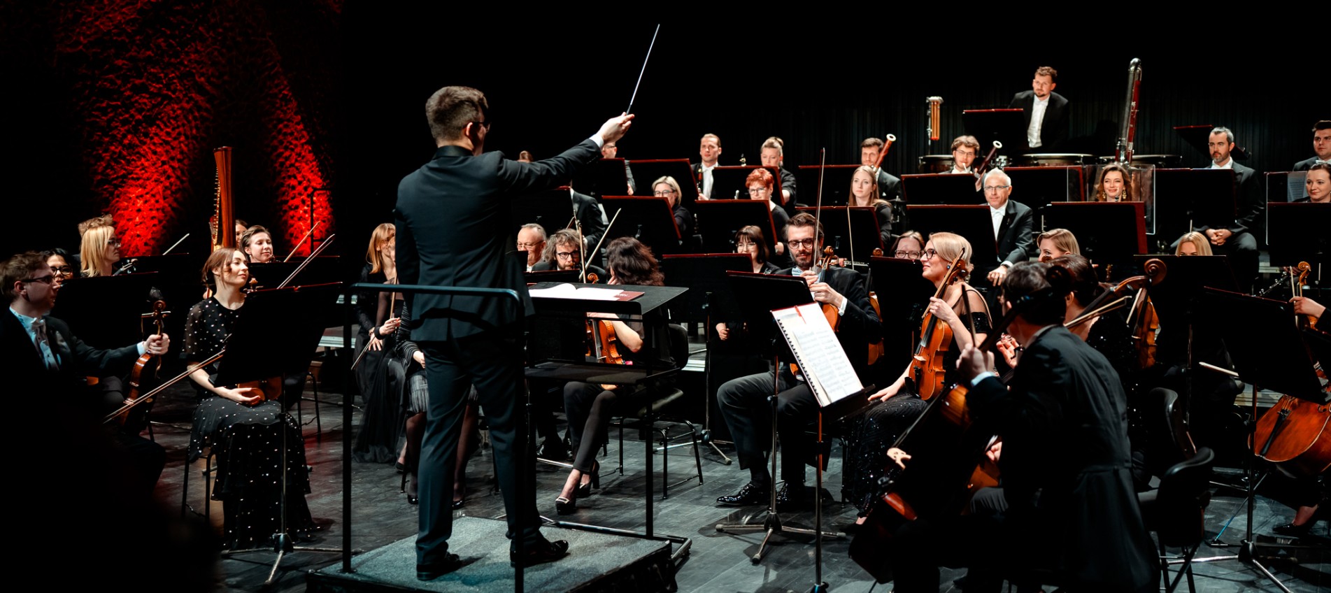 orkiestra i dyrygent na scenie