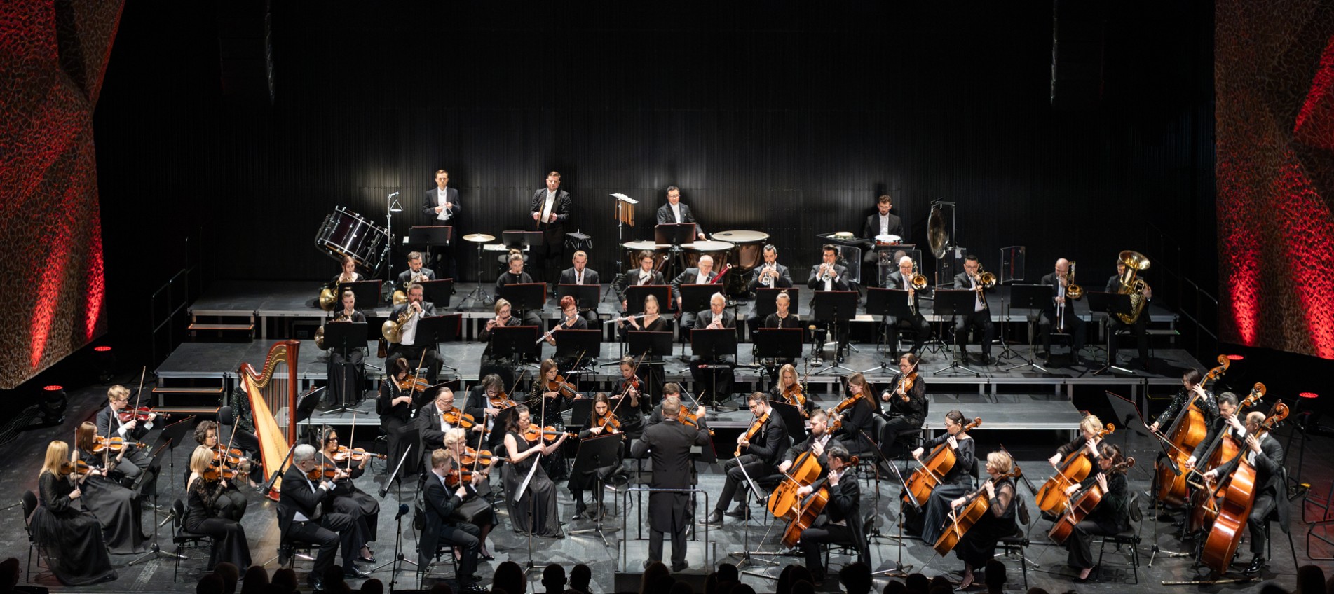 orkiestra i dyrygent na scenie