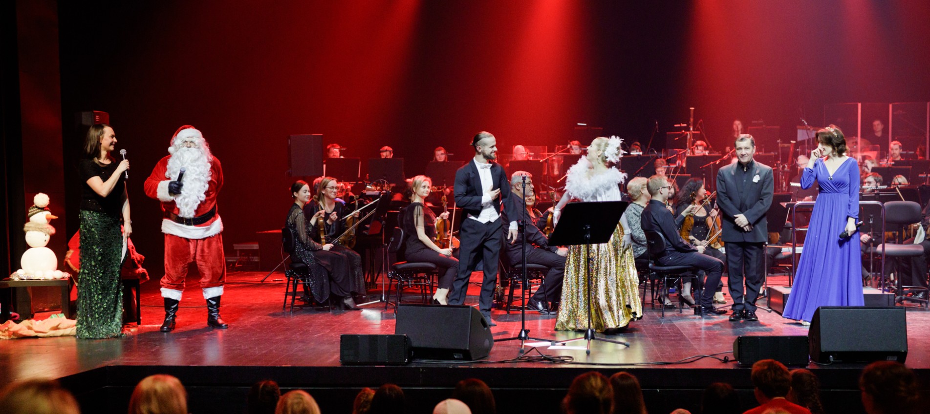 orkiestra i soliści na scenie