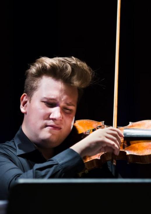 Robert Łaguniak plays the violin