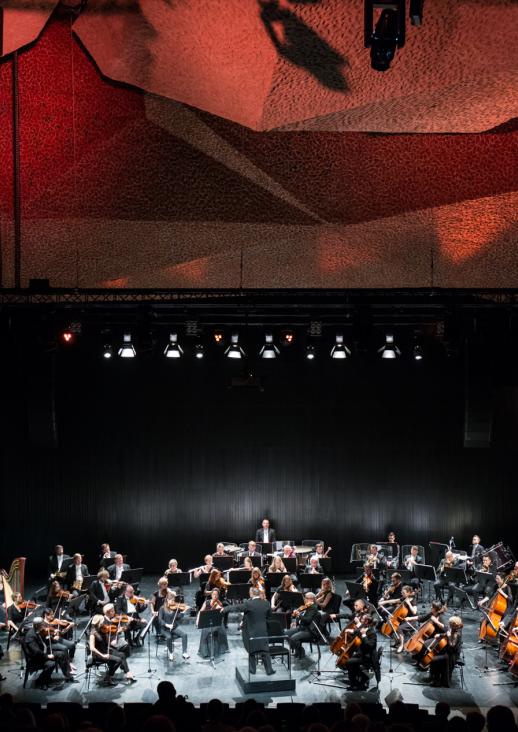 orkiestra siedząca na scenie