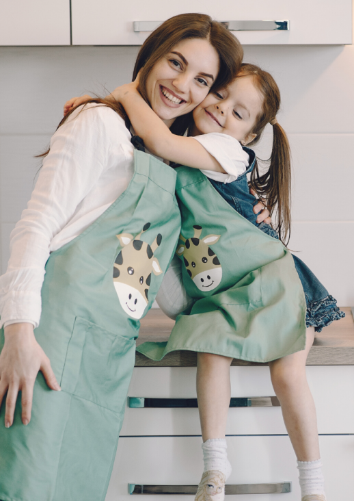 stojąca kobieta przytulająca dziecko siedzące na blacie