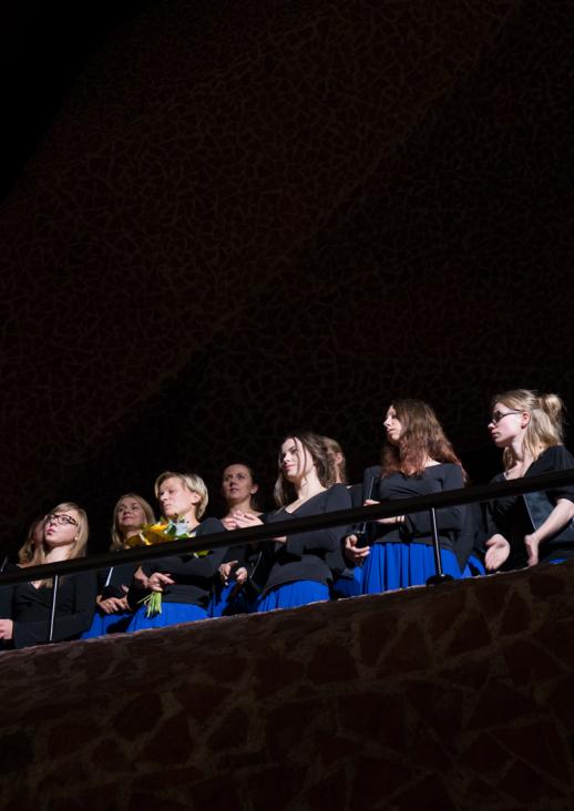 kobiety w czarnych bluzkach i i chabrowych spódnicach