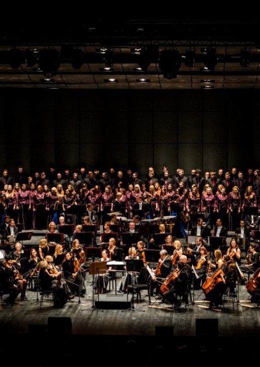 orchestra and choir on stage  Więcej o tekście źródłowymWskaż tekst źródłowy, by wyświetlić dodatkowe informacje o tłumaczeniu