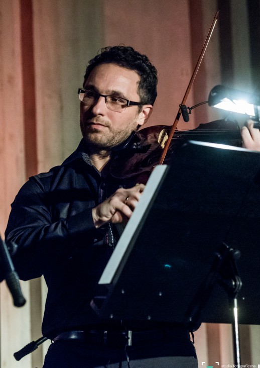 mężczyzna grający na skrzypcach