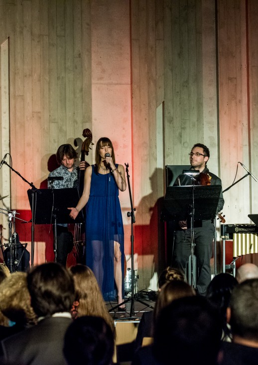 kwartet na scenie, kobieta przy mikrofonie, panowie na instrumentach